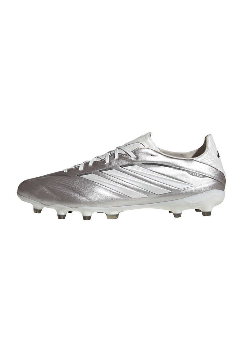 Silberner Adidas Copa Fußballschuh mit weißen Streifen, Schnürsenkeln und Nocken auf weißem, sauberem Hintergrund.