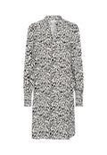 Langarmkleid mit einem schwarz-weißen abstrakten Muster, ausgestattet mit einem V-Ausschnitt und gerafften Manschetten, aus einem leichten Stoff gefertigt.