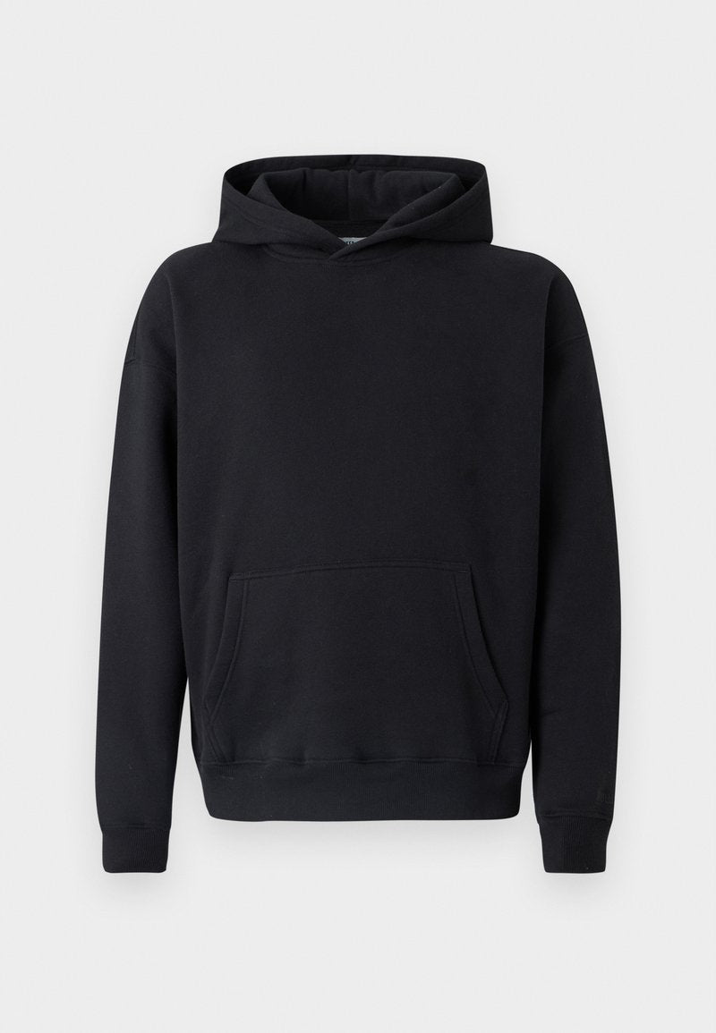 Schwarzer Hoodie aus weichem Stoff. Verfügt über eine Fronttasche, eine Kapuze mit Kordelzug und gerippte Bündchen. Schlichtes Design ohne sichtbare Muster oder Akzente.