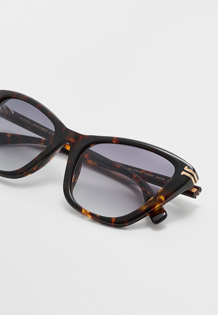 MARC JACOBS