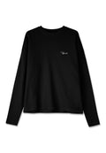 Schwarzes Langarm-Sweatshirt mit strukturiertem Waffelstrickmuster. Verfügt über einen Rundhalsausschnitt und ein kleines weißes Logo-Detail auf der Brust.