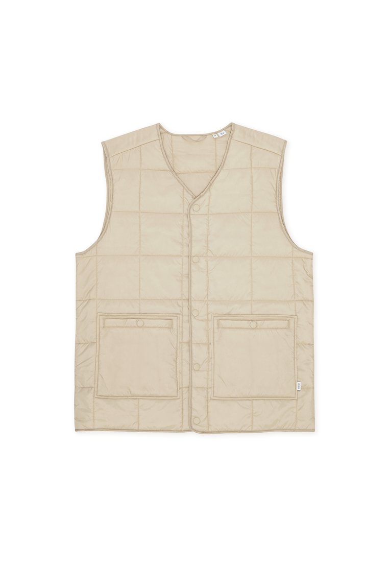 Beige gesteppte Weste mit V-Ausschnitt, Vorderverschluss mit Knöpfen und zwei großen Fronttaschen. Das Material hat eine glatte Textur und ein gesteppte Muster.