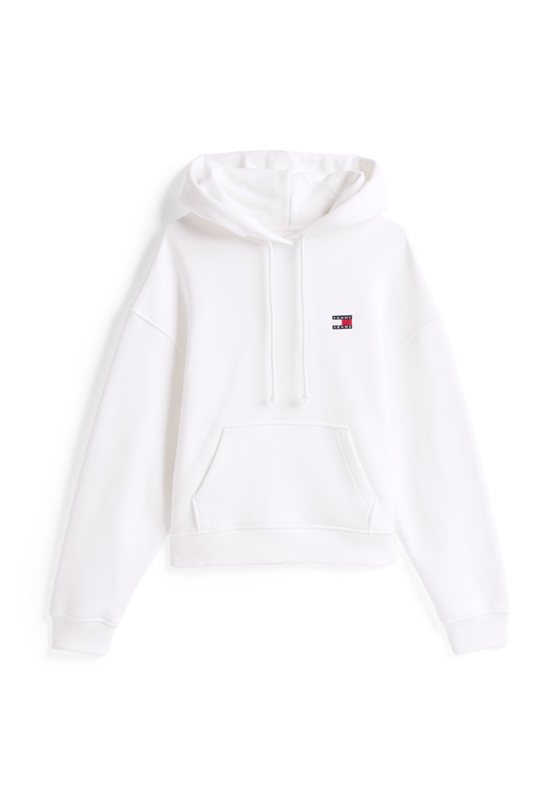 Weißer, kurzer Hoodie aus weichem Stoff. Verfügt über eine Fronttasche, eine Kapuze mit Kordelzug und ein kleines Logo-Patch auf der Brust. Reguläre Passform.