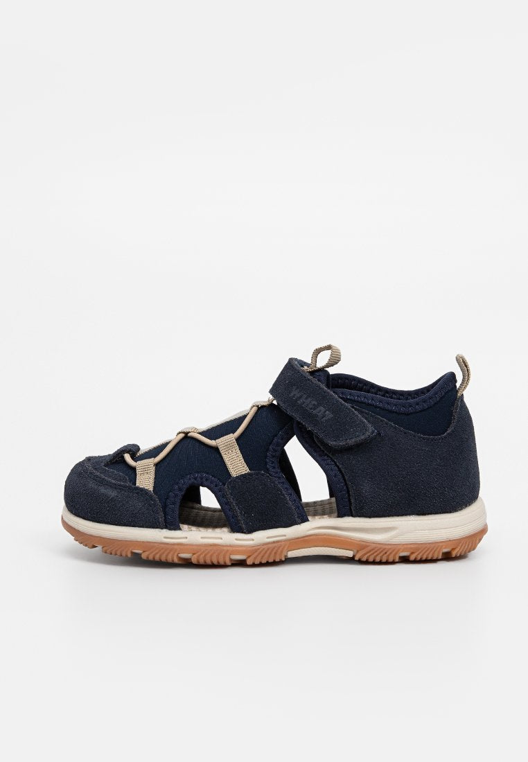 Dunkelblaue Sandale aus einer Kombination von Wildleder und Netzmaterial, mit einem Klettverschluss, Aussparungsdesign und Gummisohle mit einer gummifarbigen Außensohle.