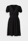 Schwarzes Kleid aus strukturiertem Stoff, mit tiefem V-Ausschnitt, Puffärmeln, geraffter Taille und schwingendem Rock. Keine sichtbaren Muster oder Hardware.