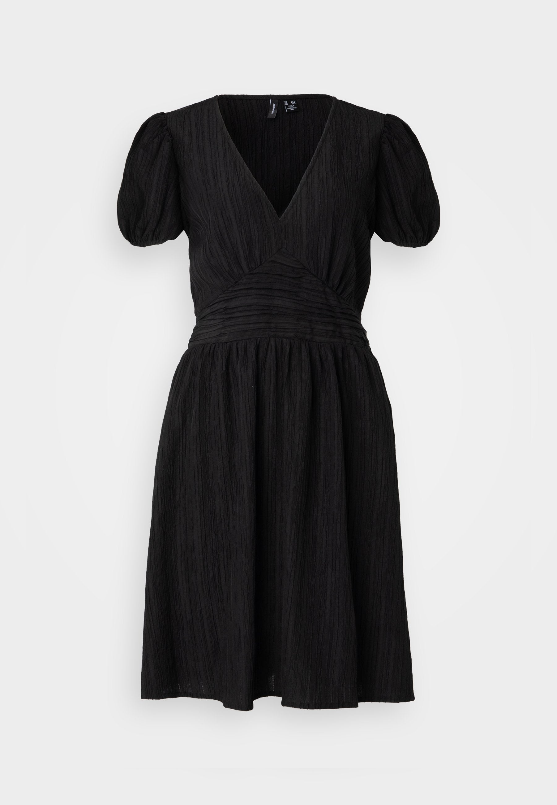 Schwarzes Kleid aus strukturiertem Stoff, mit tiefem V-Ausschnitt, Puffärmeln, geraffter Taille und schwingendem Rock. Keine sichtbaren Muster oder Hardware.