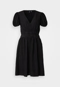 Schwarzes Kleid aus strukturiertem Stoff, mit tiefem V-Ausschnitt, Puffärmeln, geraffter Taille und schwingendem Rock. Keine sichtbaren Muster oder Hardware.