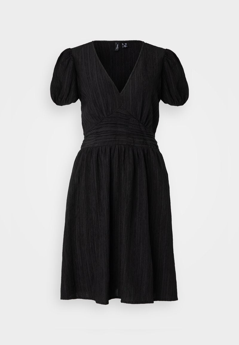 Schwarzes Kleid aus strukturiertem Stoff, mit tiefem V-Ausschnitt, Puffärmeln, geraffter Taille und schwingendem Rock. Keine sichtbaren Muster oder Hardware.