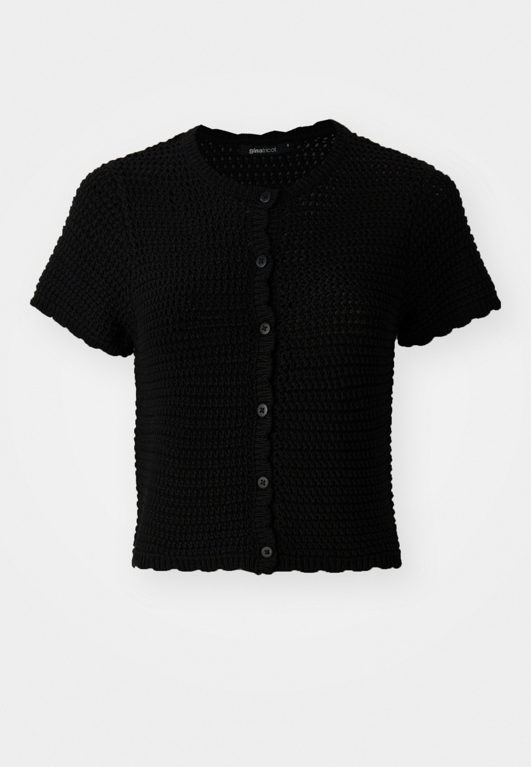Schwarze kurzärmlige Strickjacke mit Rundhalsausschnitt, mit einem gewellten Saum und sechs schwarzen Knöpfen auf der Vorderseite.
