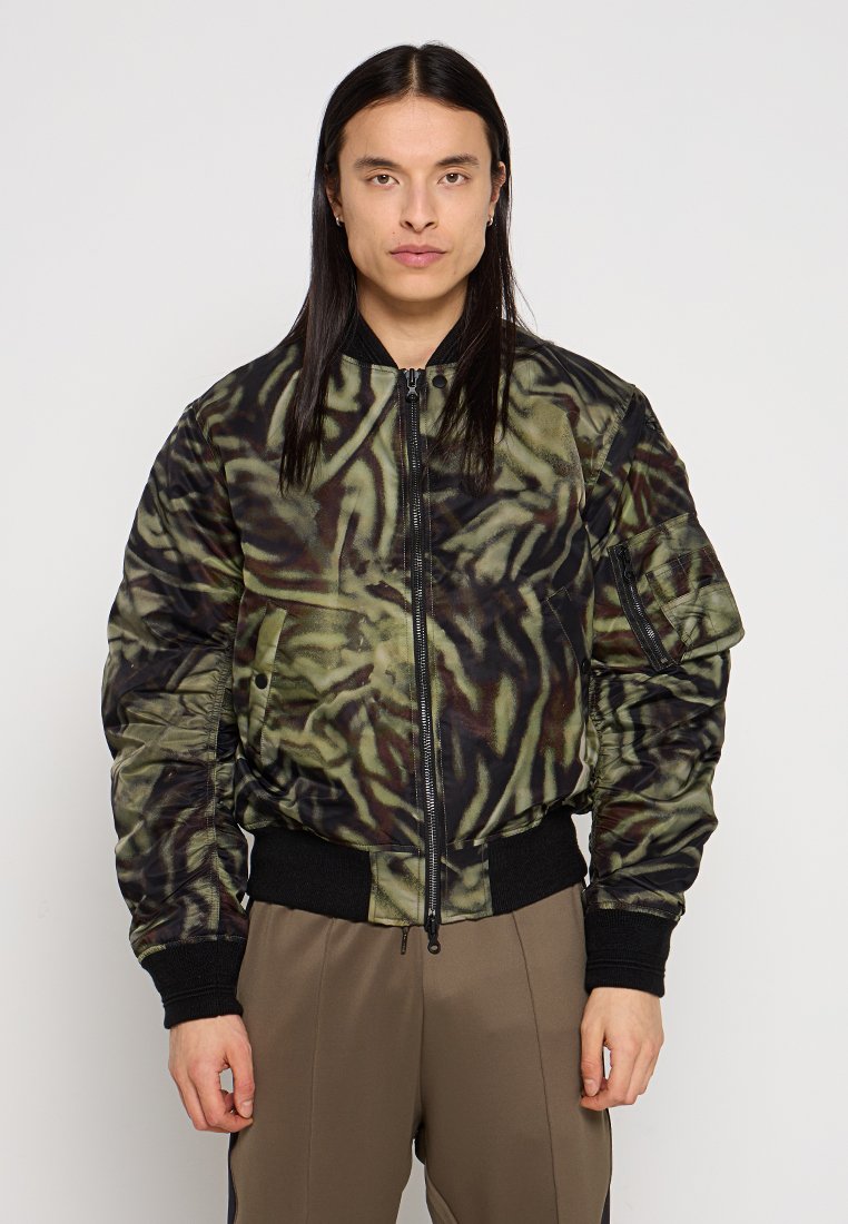 Camo-Bomberjacke mit glänzender, strukturierter Oberfläche. Verfügt über einen Reißverschluss vorne, gerippte Bündchen und mehrere mit Reißverschluss versehene Taschen in dunklen Grüntönen.