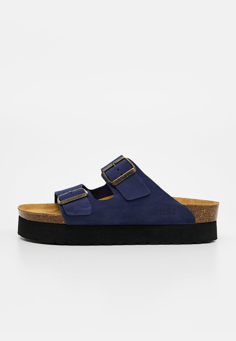 Marineblaue Slidesandalette mit zwei verstellbaren Schnallenriemen, Korkfußbett und dicker schwarzer Sohle.