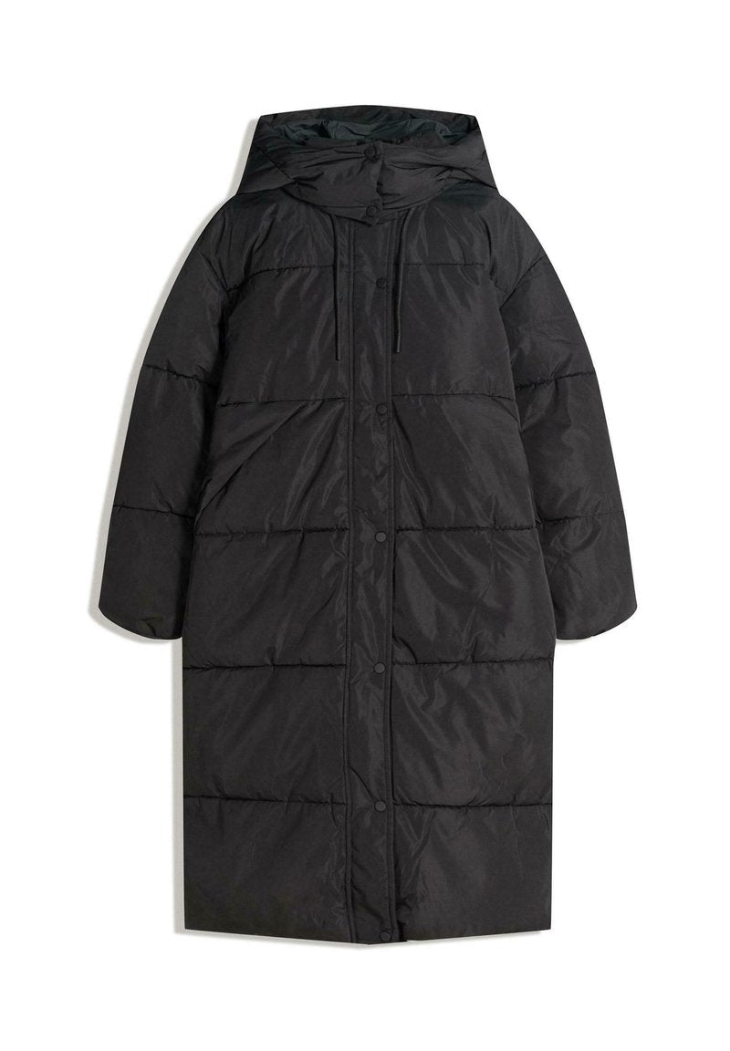 Schwarze Pufferjacke mit Kapuze, lang geschnitten, gestepptem Design und Druckknopfverschlüssen, aus einem glatten, glänzenden Material.