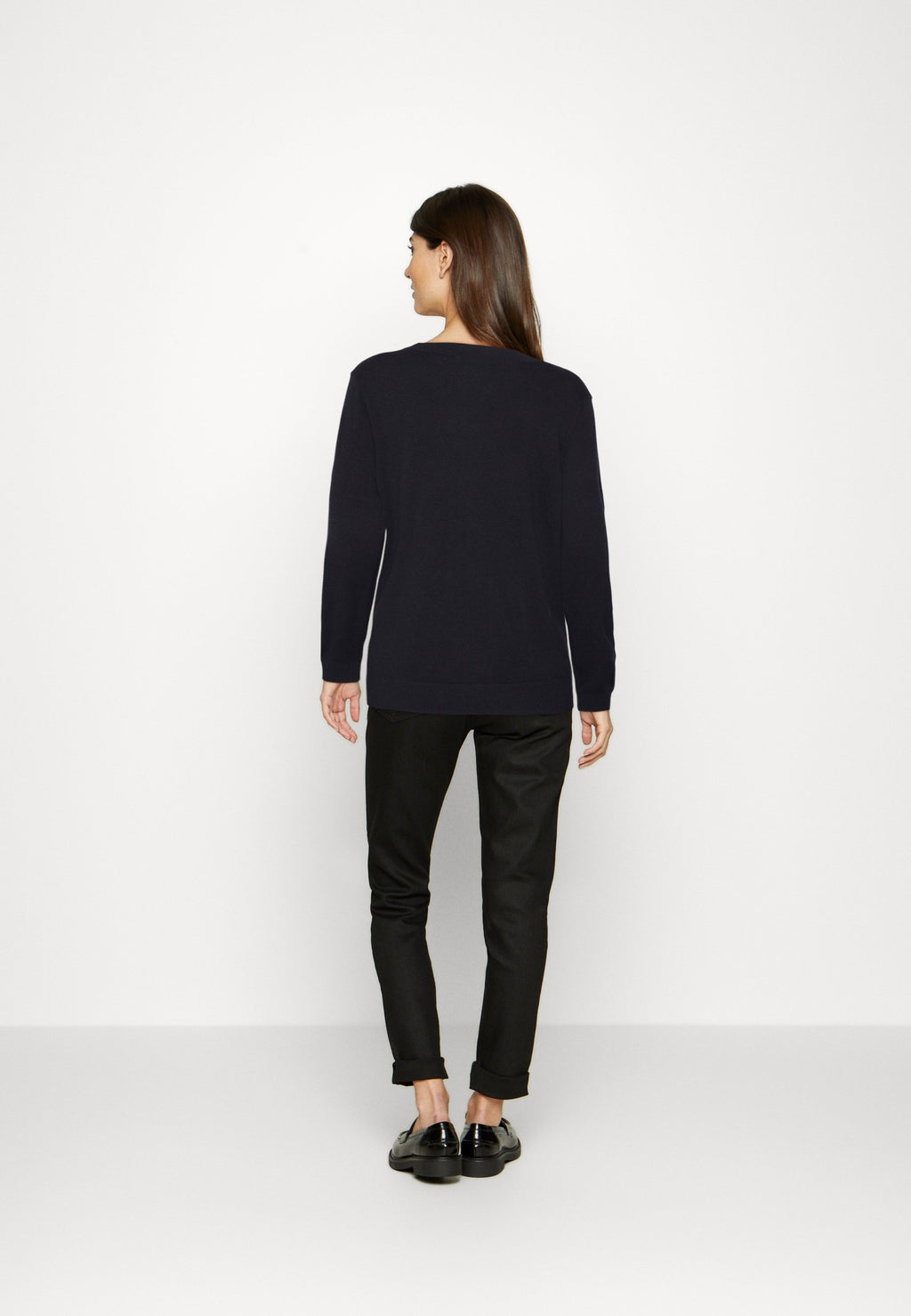 V NECK Media 4