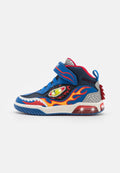 High-top Sneaker mit einem blauen Textil-Obermaterial und rot-gelben Flammenakzenten, einem silbernen Mesh-Kragen, einem auffälligen Riemen und einer leuchtenden Sohle.