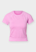 Hellrosa Nike Sport-T-Shirt mit kurzen Ärmeln, Rundhalsausschnitt und geripptem Saum, dargestellt vor schlichtem hellgrauem Hintergrund.