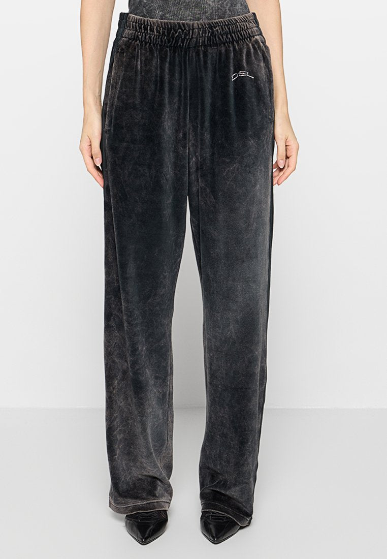Schwarze Samt-Hosen mit einem elastischen Bund; lockere Passform und subtiler Glanz. Mit kleinem Logo an der Seite akzentuiert.