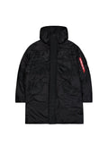 Schwarze Pufferjacke mit hohem Kragen, Frontreißverschluss und zwei großen Fronttaschen. Verfügt über eine Seitenreißverschlusstasche mit einem roten Etikett. Glatte, glänzende Oberfläche.