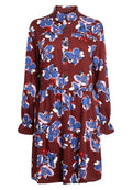 Langärmliges weinrotes Kleid mit gestuftem Rock, Kragen, Knopfverschluss und großem blauen, weißen und roten Blumenmuster.
