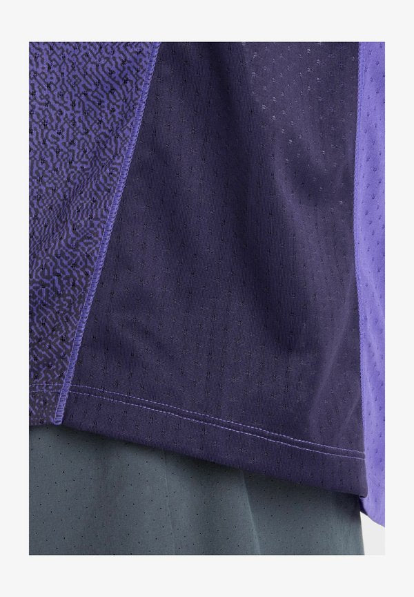 New Balance VIZ-TECH RUN - Print T-shirt - electric purple