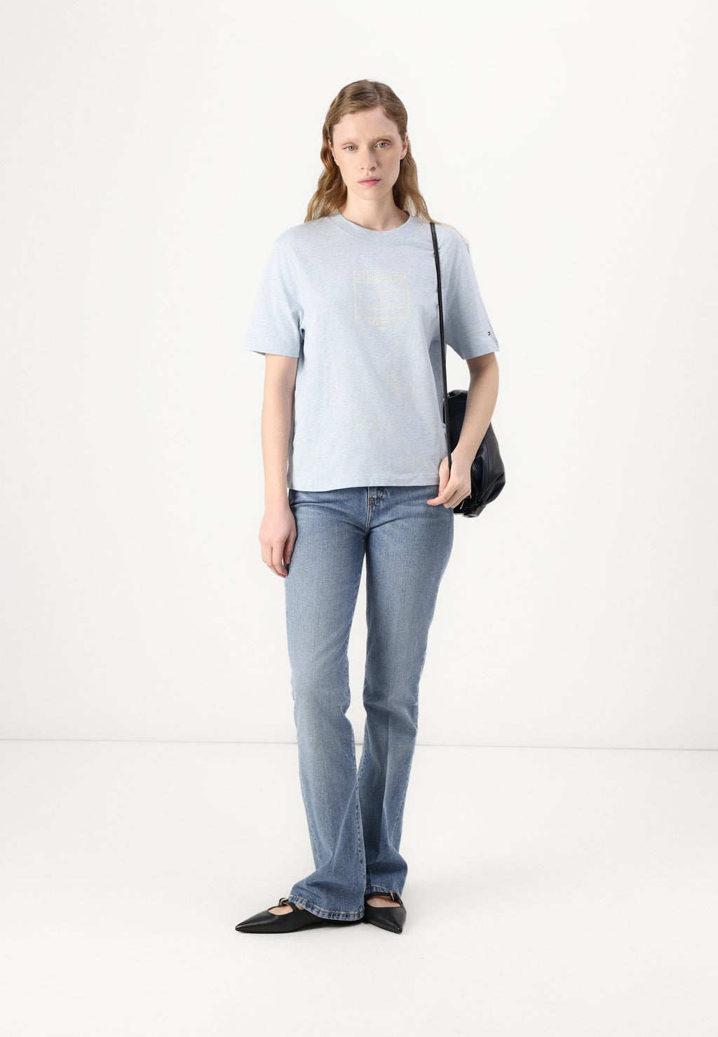 OUTLINE FLAG TEE Media 2