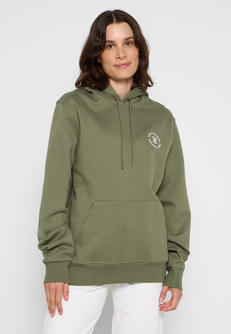 Olivgrüner Kapuzenpullover aus weichem Material, mit einer vorderen Tasche und einem kleinen Logo-Print auf der Brust. Weiße Kordeln.