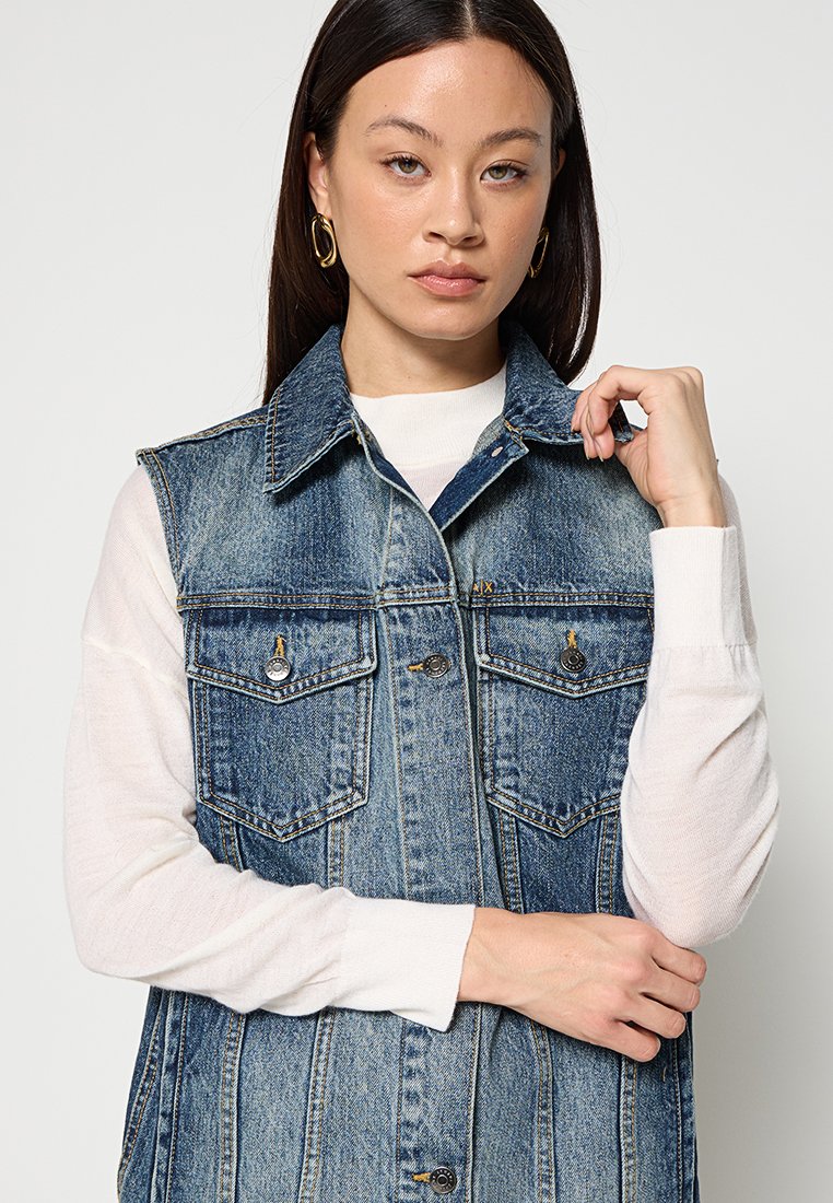Armani Exchange Weste Media 4