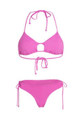 Pinkes Bikini-Set mit einem dreieckigen Oberteil, das eine zentrale Aussparung in Schlüssellochform und verstellbare Bindeträger aufweist, sowie einem passenden Bikinihöschen mit seitlichen Bindebändern.