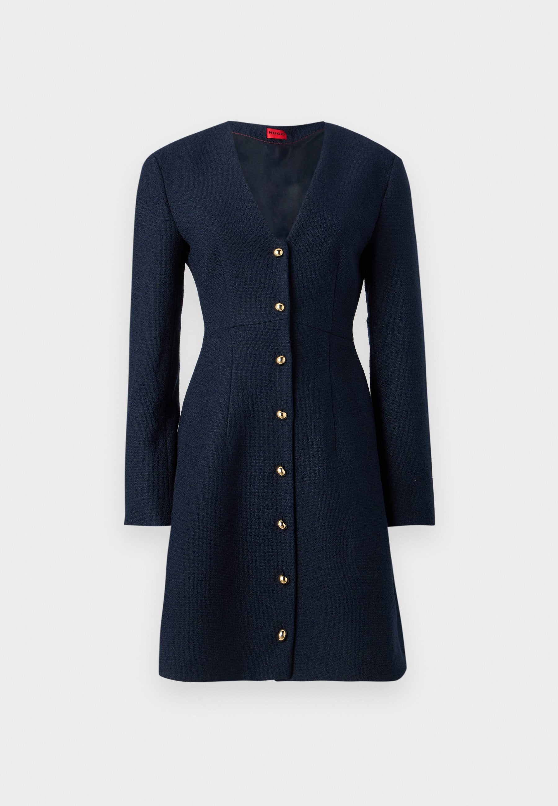 Marineblaues, langärmliges Kleid mit tiefem V-Ausschnitt, tailliertem Schnitt und goldfarbenen Knöpfen entlang der Vorderseite, gefertigt aus strukturiertem Stoff.