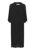 Schwarzes plissiertes Midi-Kleid mit rüschiertem quadratischen Ausschnitt und lockeren Dreiviertelärmeln.