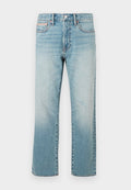 Hellblaue Denim-Jeans mit geradem Bein, einem ausgewaschenen Effekt und einer kleinen, abgenutzten Stelle. Sie verfügen über ein traditionelles Fünf-Taschen-Design und eine mittelhohe Taille.