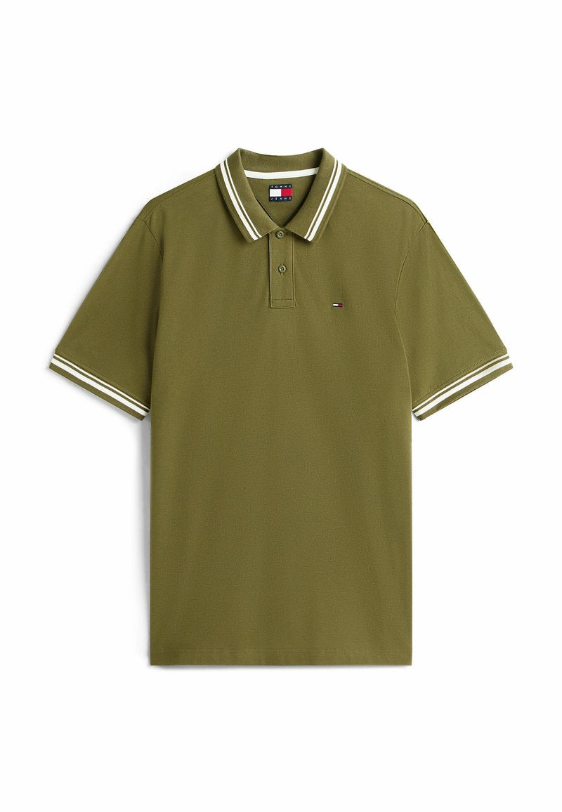 Olivgrünes Polohemd aus strukturiertem Stoff, mit einem Zwei-Knopf-Verschluss, weiß gestreiftem Kragen und Ärmelakzenten sowie kleinem Logopatch.