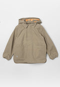 Khakifarbene Jacke mit Kapuze, zwei vorderen Taschen, elastischen Bündchen und einem orange karierten Innenfutter. Hergestellt aus strukturiertem Stoff.