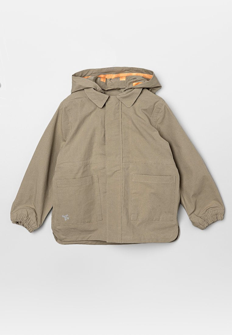 Khakifarbene Jacke mit Kapuze, zwei vorderen Taschen, elastischen Bündchen und einem orange karierten Innenfutter. Hergestellt aus strukturiertem Stoff.