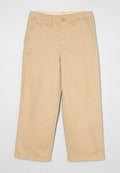 Tanfarbene Chinos mit geradem Bein, Knopfverschluss und zwei vorderen Taschen. Hergestellt aus leichtem Stoff mit glatter Textur.
