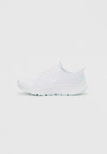 Weißer Skechers Sportschuh mit Mesh-Obermaterial, Schnürdesign, gepolsterter Sohle und Markenlogo an der Seite vor einem einfarbigen Hintergrund.