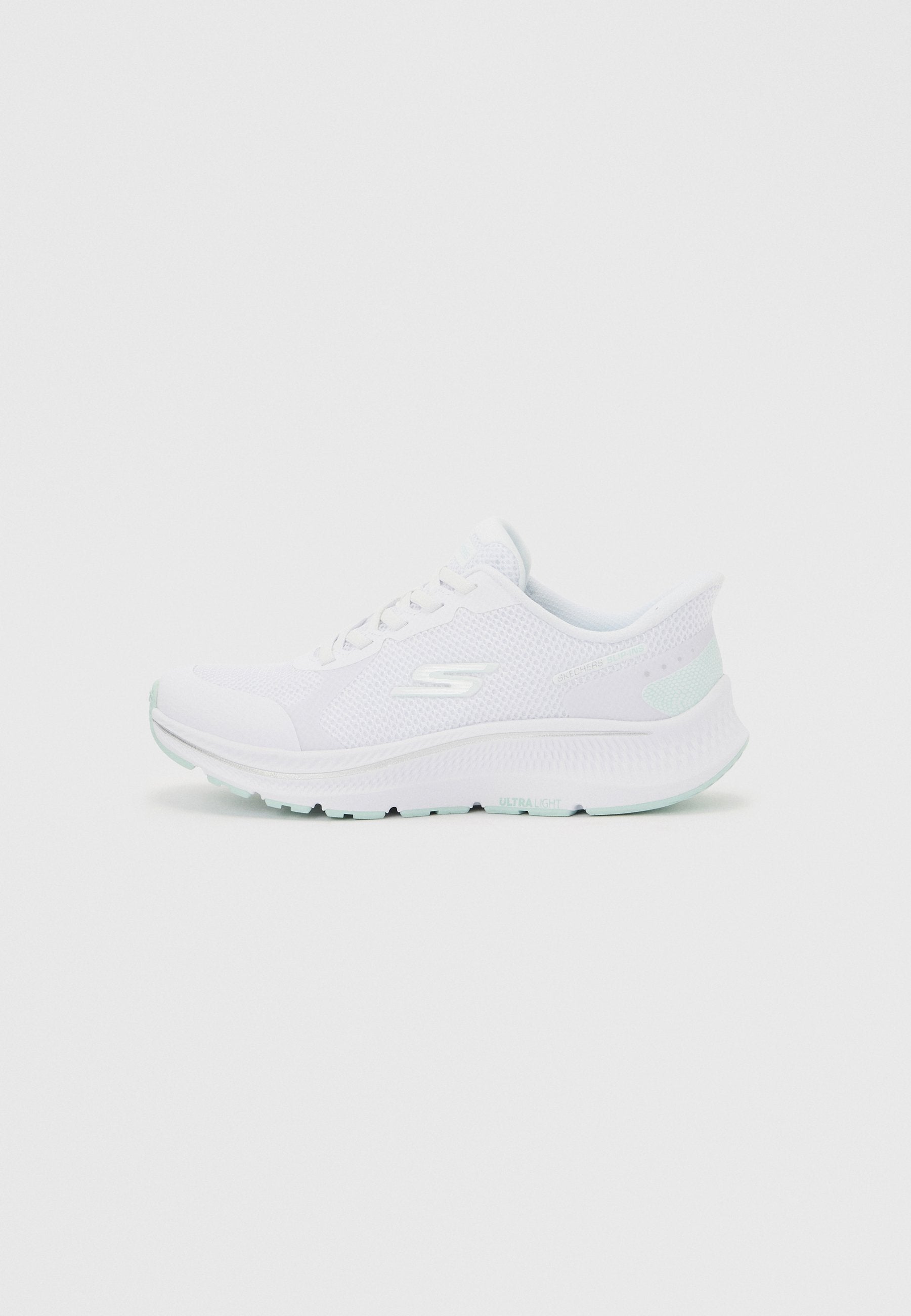 Weißer Skechers Sportschuh mit Mesh-Obermaterial, Schnürdesign, gepolsterter Sohle und Markenlogo an der Seite vor einem einfarbigen Hintergrund.