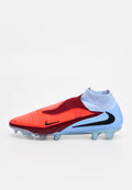 Nike-Fußballschuh mit rotem und dunkelrotem strukturierendem Obermaterial, hellblauem Knöchelkragen, schwarzen Swoosh-Akzenten und durchsichtiger Sohle.