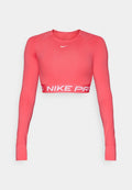 Nike Pro Langarm-Crop-Top in leuchtendem Koralle, aus dehnbarem Material gefertigt. Mit rundem Halsausschnitt und weißem "NIKE PRO" Branding am Saum.
