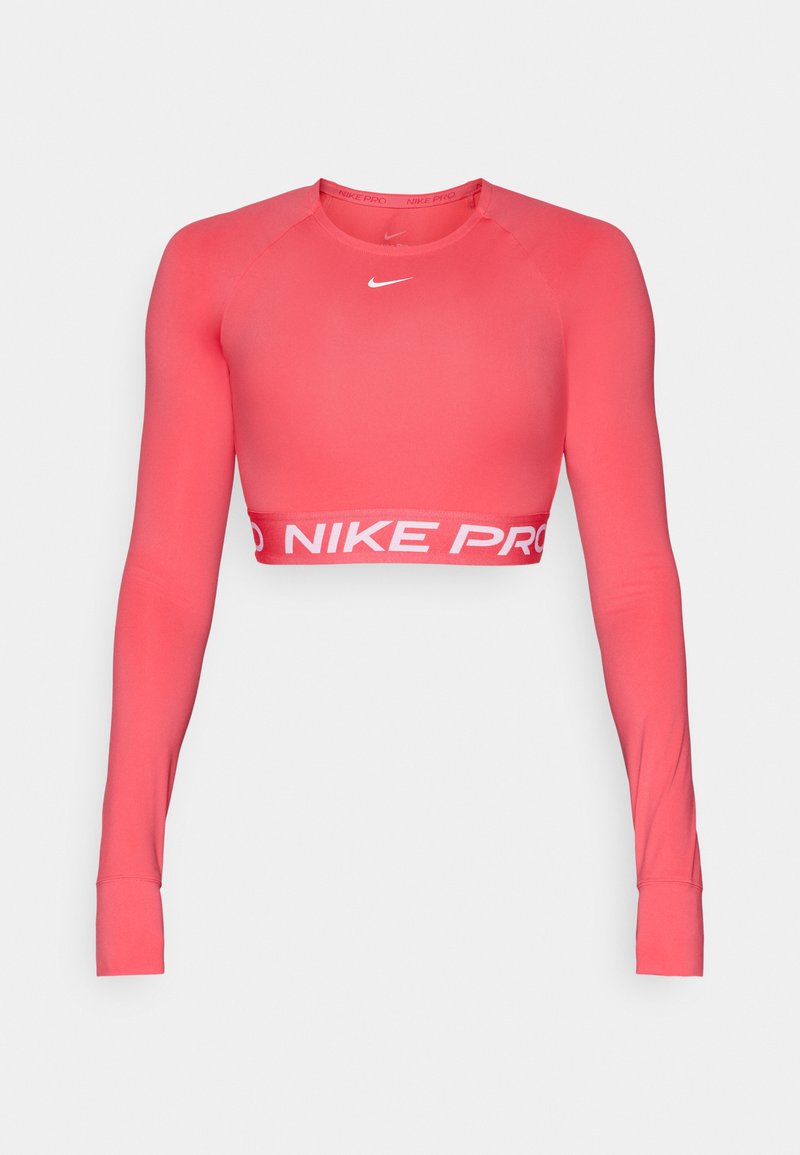 Nike Pro Langarm-Crop-Top in leuchtendem Koralle, aus dehnbarem Material gefertigt. Mit rundem Halsausschnitt und weißem "NIKE PRO" Branding am Saum.