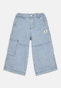 Blaue und weiße gestreifte Cargo-Hosen mit einem elastischen Bund, mehreren Taschen und einem kleinen Logopatch auf der Vorderseite.