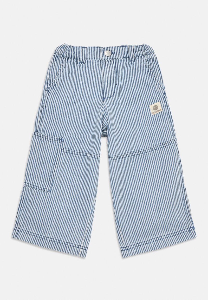 Blaue und weiße gestreifte Cargo-Hosen mit einem elastischen Bund, mehreren Taschen und einem kleinen Logopatch auf der Vorderseite.