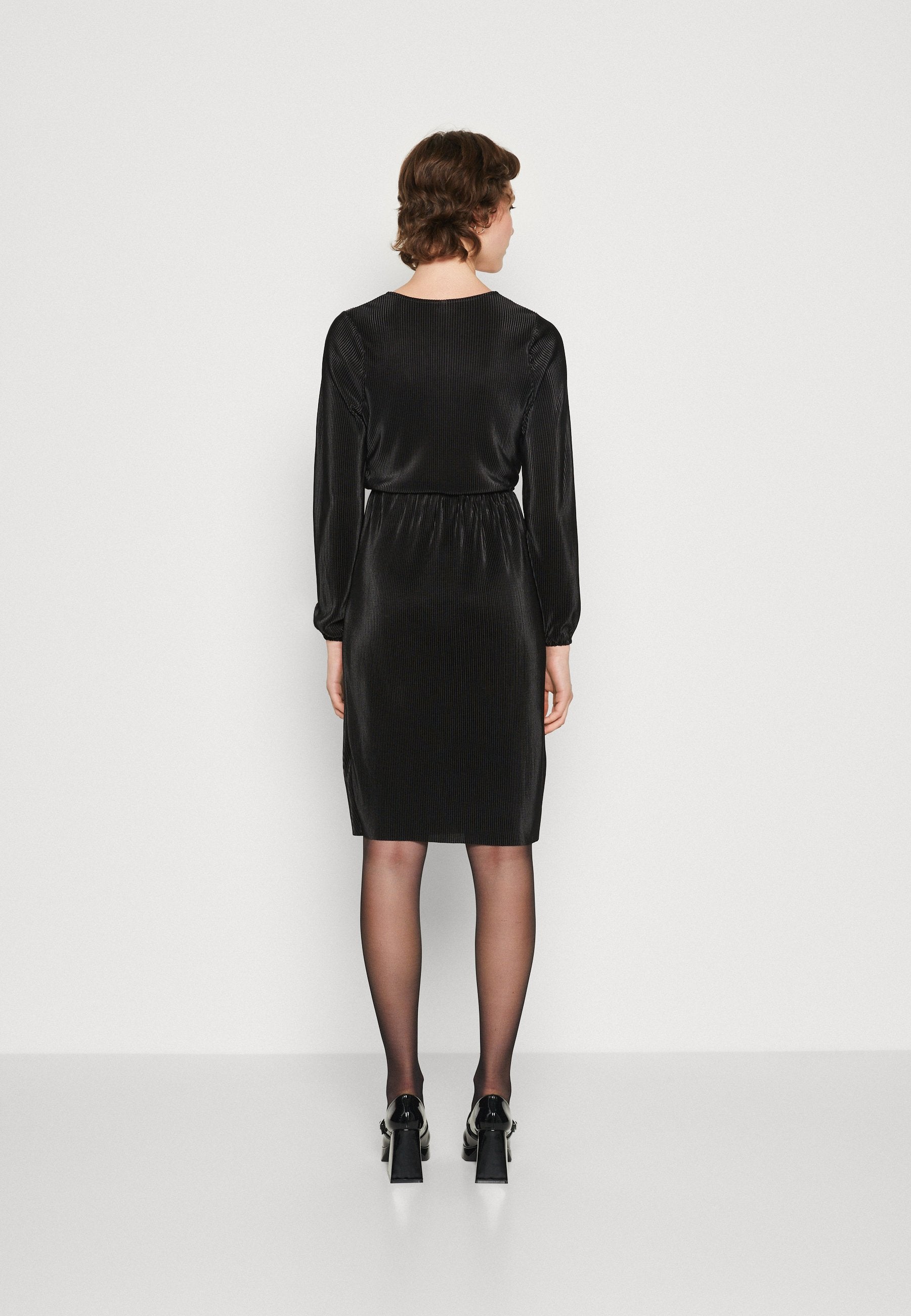 ONLNISA PLISSE WRAP DRESS  Media 4