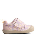 Pinkfarbener Stoffschuh mit Klettverschluss, der ein Blumenmuster in Lila und Gelb zeigt, und einer hellbraunen Gummisohle mit strukturierter Oberfläche.