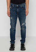 Blaue Jeans aus Denim im Slim-Fit-Schnitt, mit zerstörten Patches und leichter Ausbleichung. Abgeschlossen mit einem klassischen Fünf-Taschen-Design und Knopfverschluss.