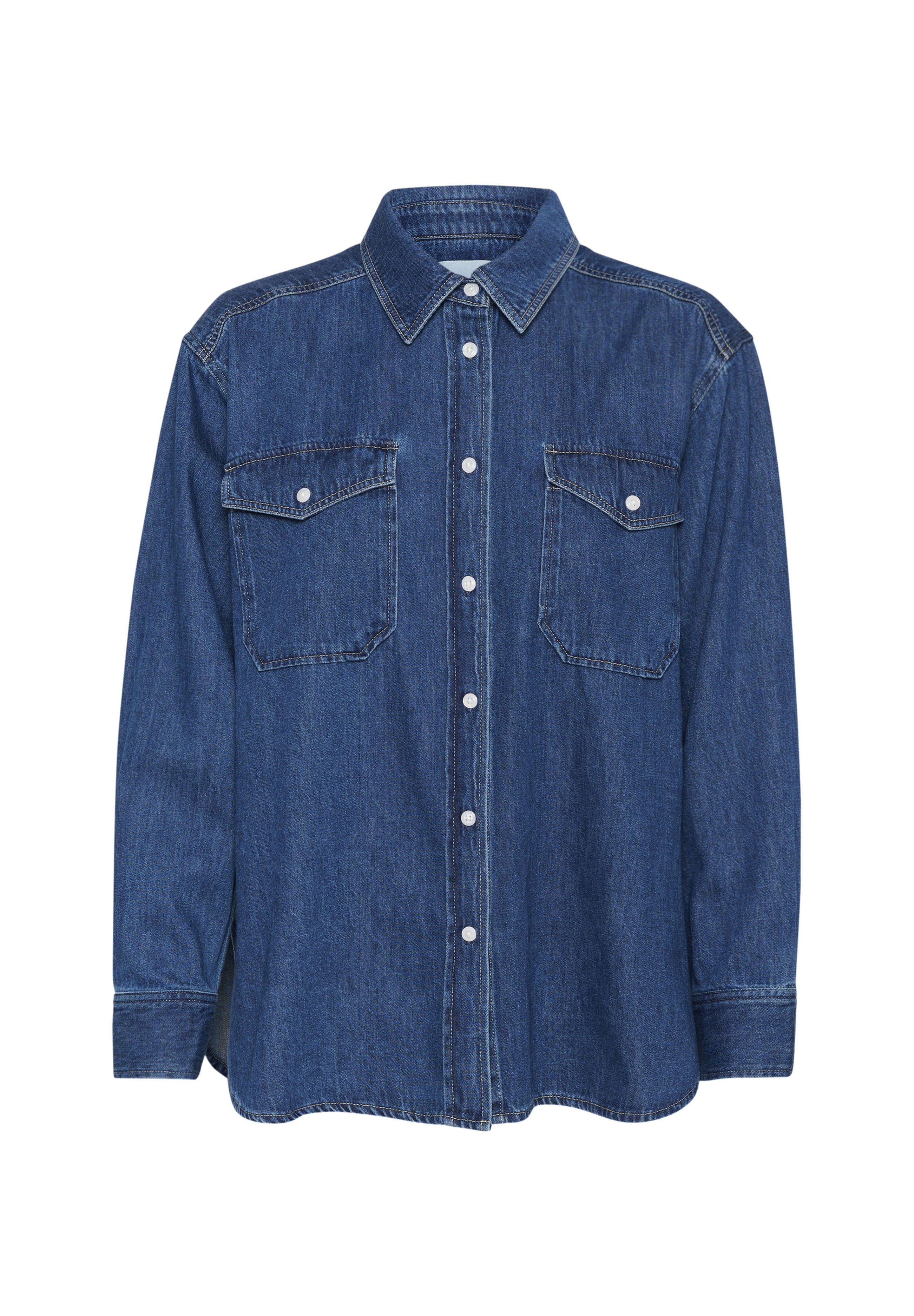 Dunkelblaues Denim-Hemd mit langen Ärmeln, Knopfverschluss, spitzem Kragen und zwei Brusttaschen. Mit verblasster Textur und kontrastierenden Nähten.