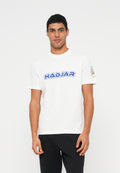 Weißes Baumwoll-T-Shirt mit blauem "HADJAR"-Schriftzug über der Brust und einem grafischen Detail am Ärmel. Kurze Ärmel und normale Passform.