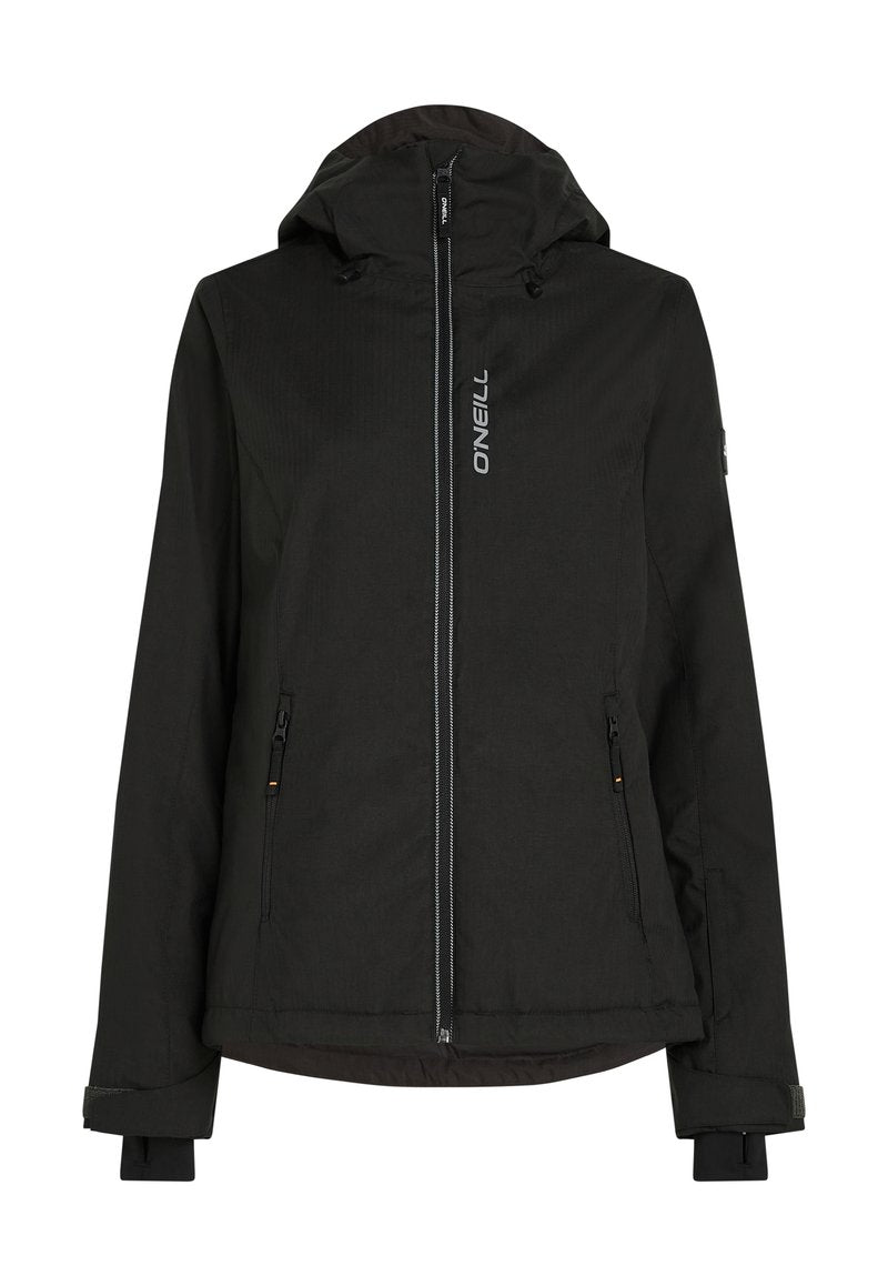 Schwarze Isolierjacke mit Kapuze, ausgestattet mit einem Frontreißverschluss, zwei Seitentaschen, verstellbaren Bündchen und einem Logo auf der Brust. Glatte Textur.