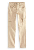 Beige Cargo-Hosen aus einem Baumwollmischgewebe, mit zwei Cargo-Taschen, einem Reißverschluss mit Knopfverschluss und geraden Beinen.