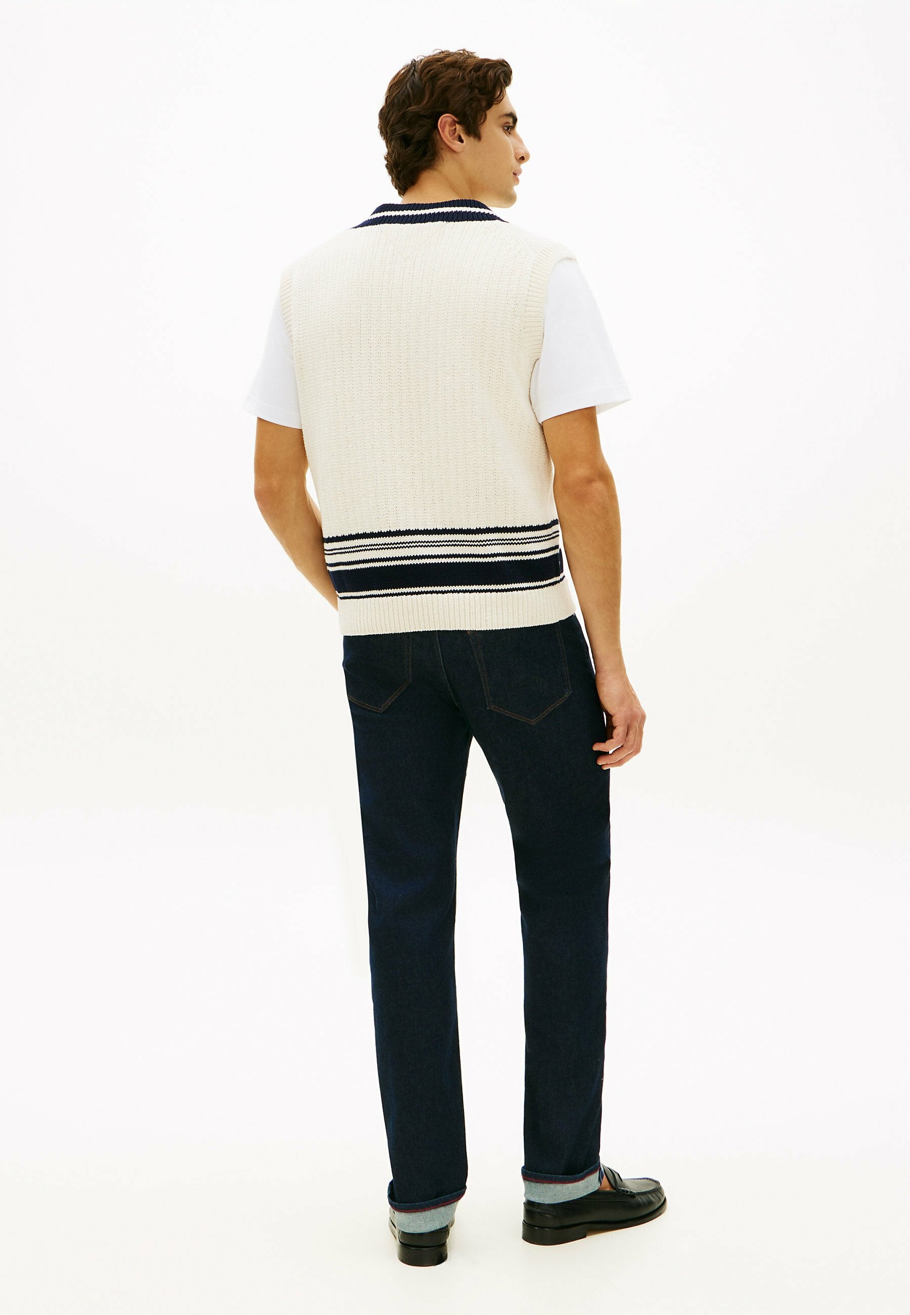  CREST APPLIQUÉ V-NECK  Media 4