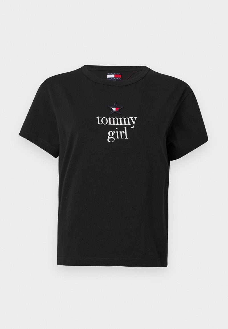 Schwarzes Baumwoll-T-Shirt mit rundem Halsausschnitt, kurzen Ärmeln und einem weißen "tommy girl"-Logo. Verfügt über einen bunten Sternakzent über dem Text.